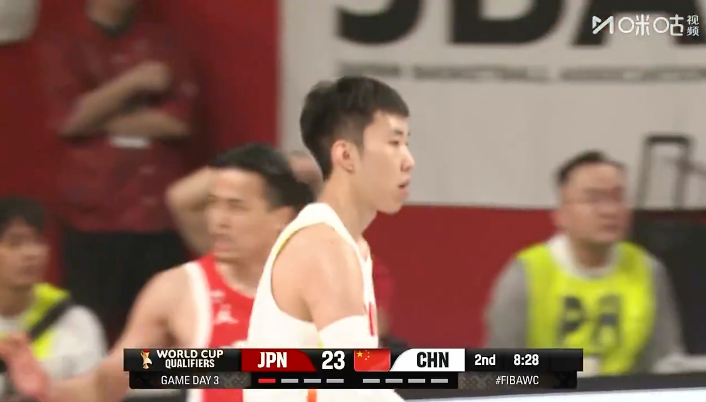 这会儿靠亚洲杯的三个队员，廖三宁、胡金秋和赵睿，好像让我们缓过来了一些中国男篮v