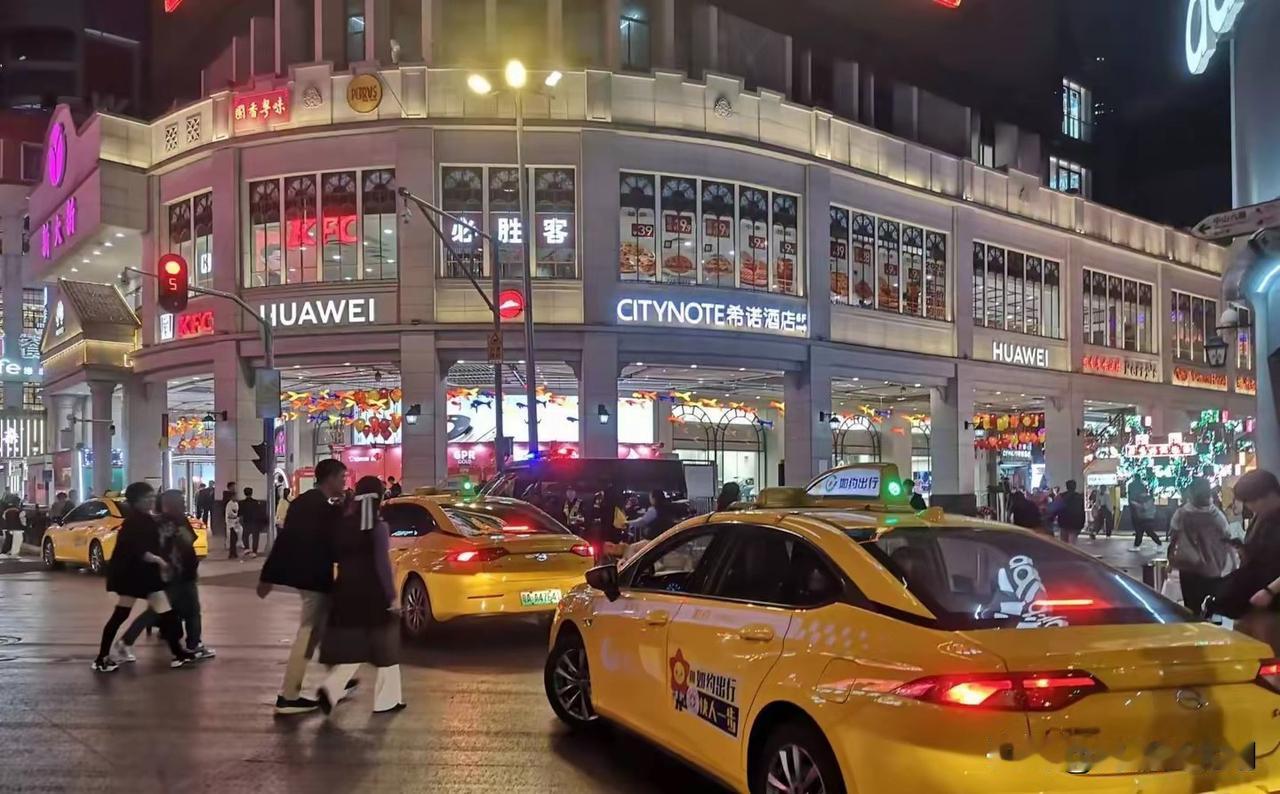 为什么大量乘客在出租车旁依然要叫网约车？车窗店脚牙，无罪也该杀，我见过的出租