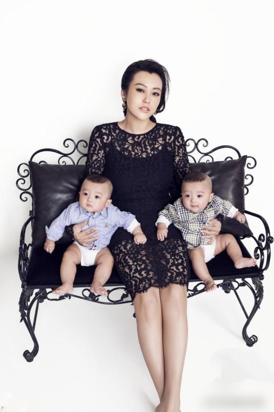 一次，主持人问郝蕾，“你家双胞胎长得这么像，你是怎么辨认他们两个的？”郝蕾说