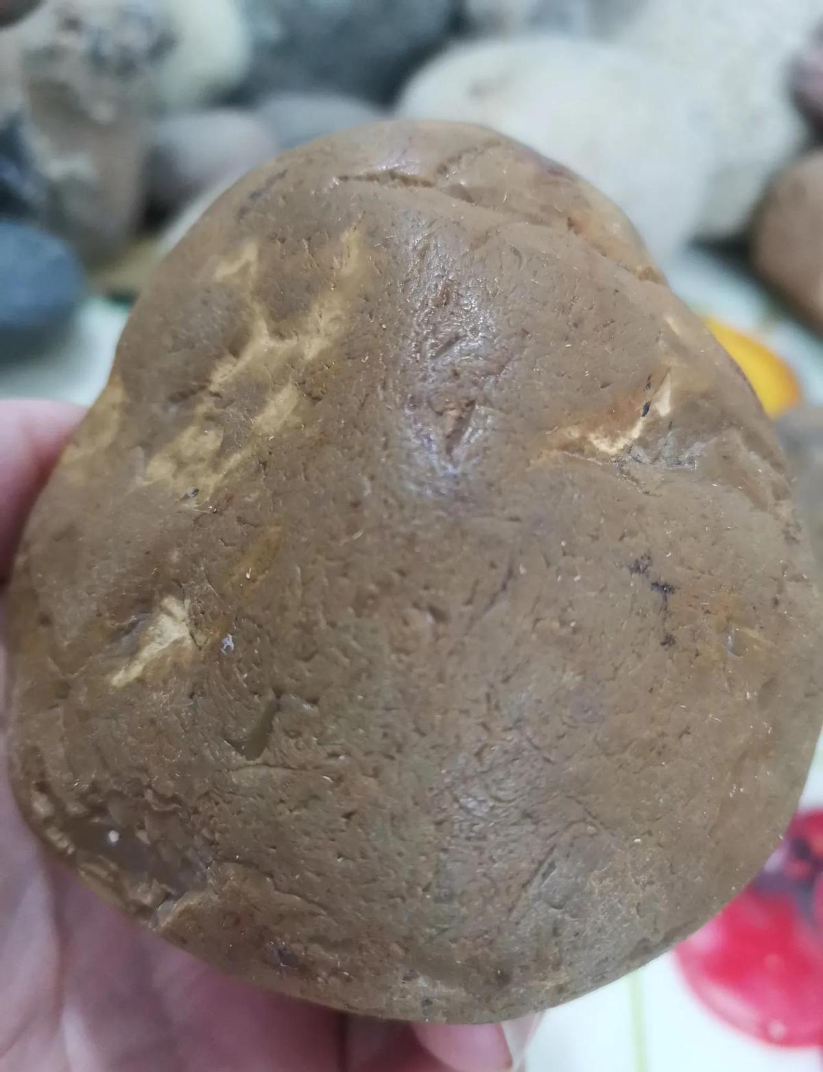 一块1.2公斤的月球陨石,在我国西北荒漠被发现。它不是普通石头,是来自月球的“