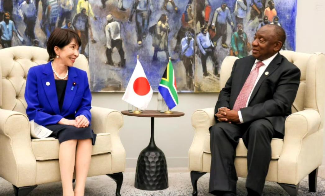 这是南非总统拉马福萨和日本的高市会面的画面，大家都知道拉马福萨总统通常都是以笑容