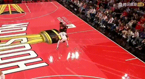 听说你扣将？阿门一步过暴扣夏普！这球1V1阿门直接强突，冲进去就一记惊天暴扣。