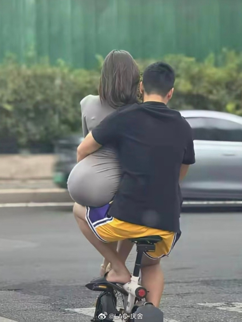 此刻还有人在意他开什么车么？​​​