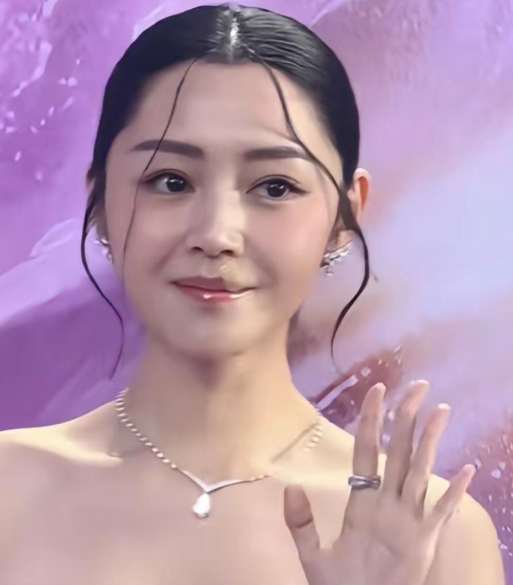 我真的想问问卫诗雅的发型师卫诗雅的这个发型，经常出现，不是只有这次百花奖才是