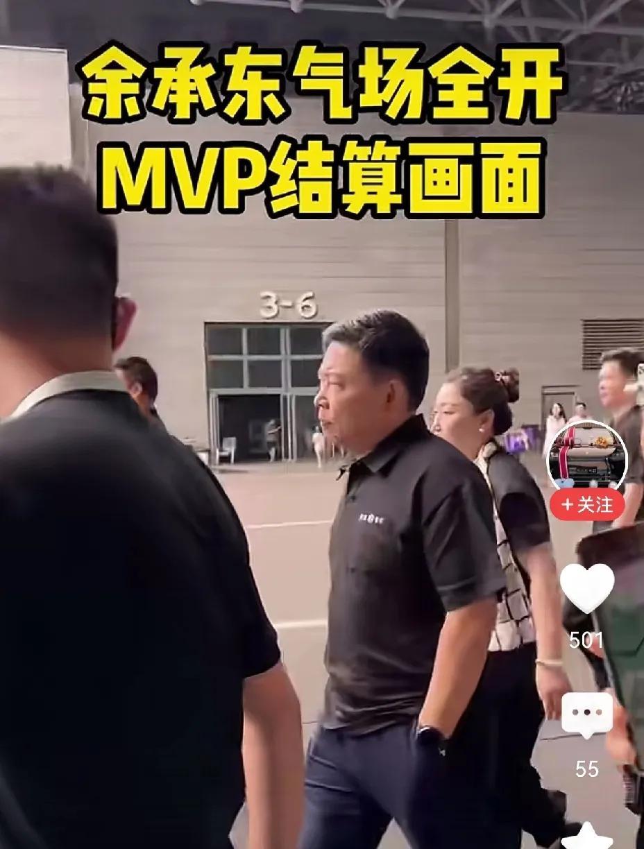 余承东单手插兜，走路带着狂风！尊界S800大定5000台！新问界M9大定60