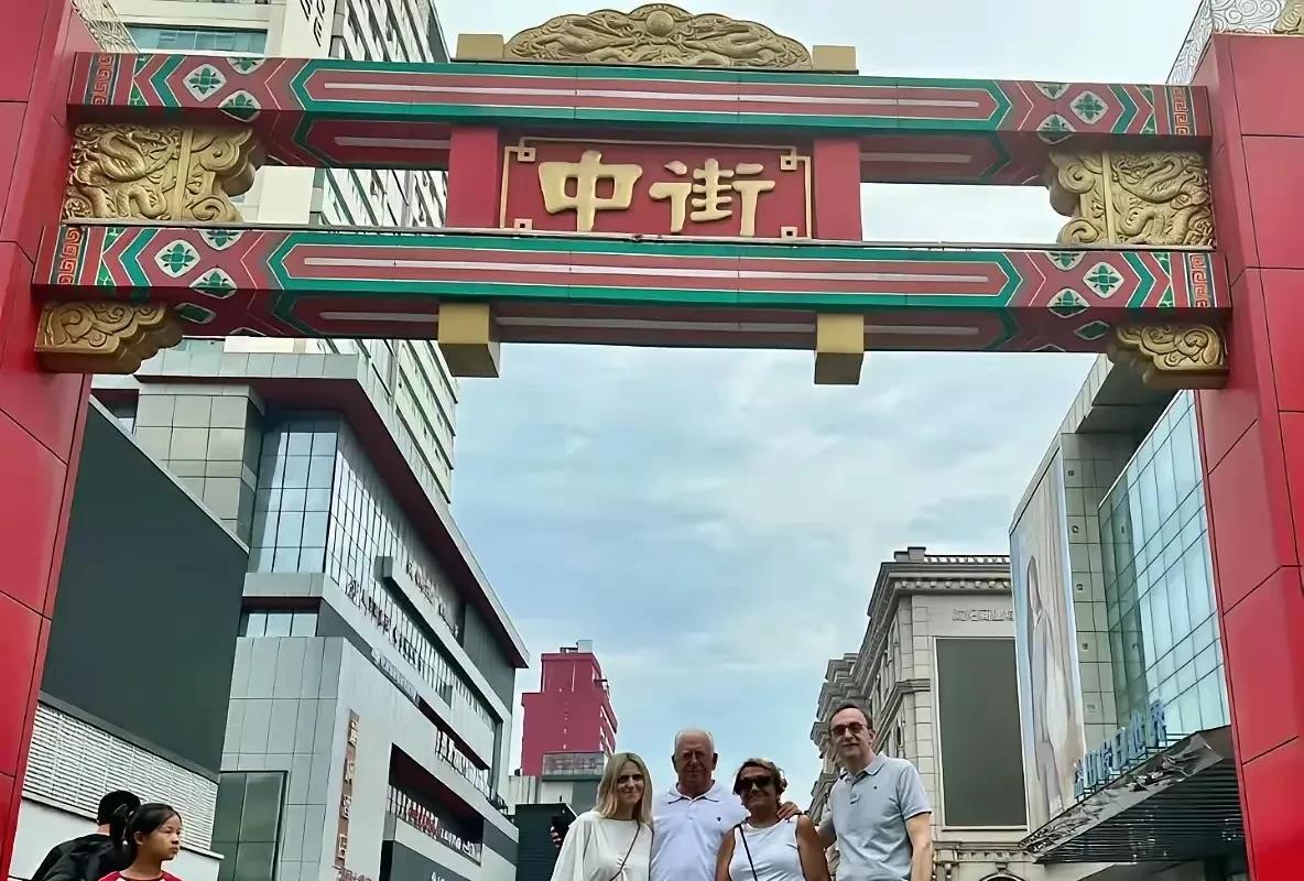 辽篮助教乌戈又携家人来游玩沈阳了！休赛期，辽宁男篮续约乌戈三年，这次续约还是非