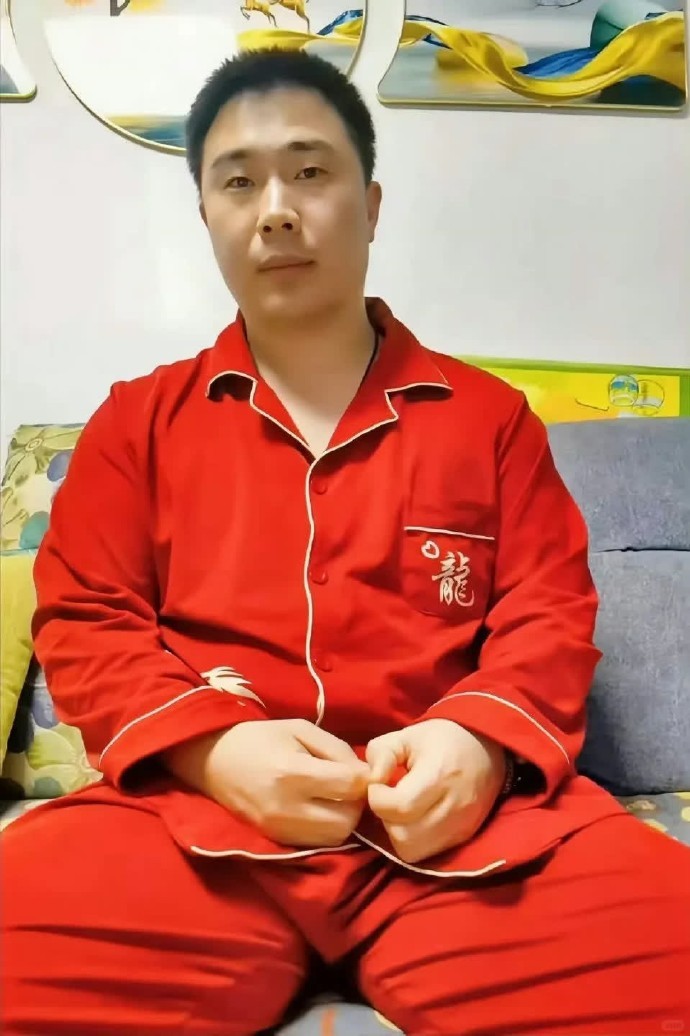 消防员为救人，把面罩让给一个小女孩，自己因吸入毒气智力变回三岁。致敬！