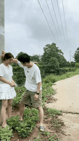 都是一个村的，难道不知道人家已经结婚了啊[捂脸哭]