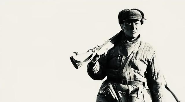 1951年，为了救被围的连长，志愿军小战士孤身闯入敌营，却不幸被俘。谁知，年仅1