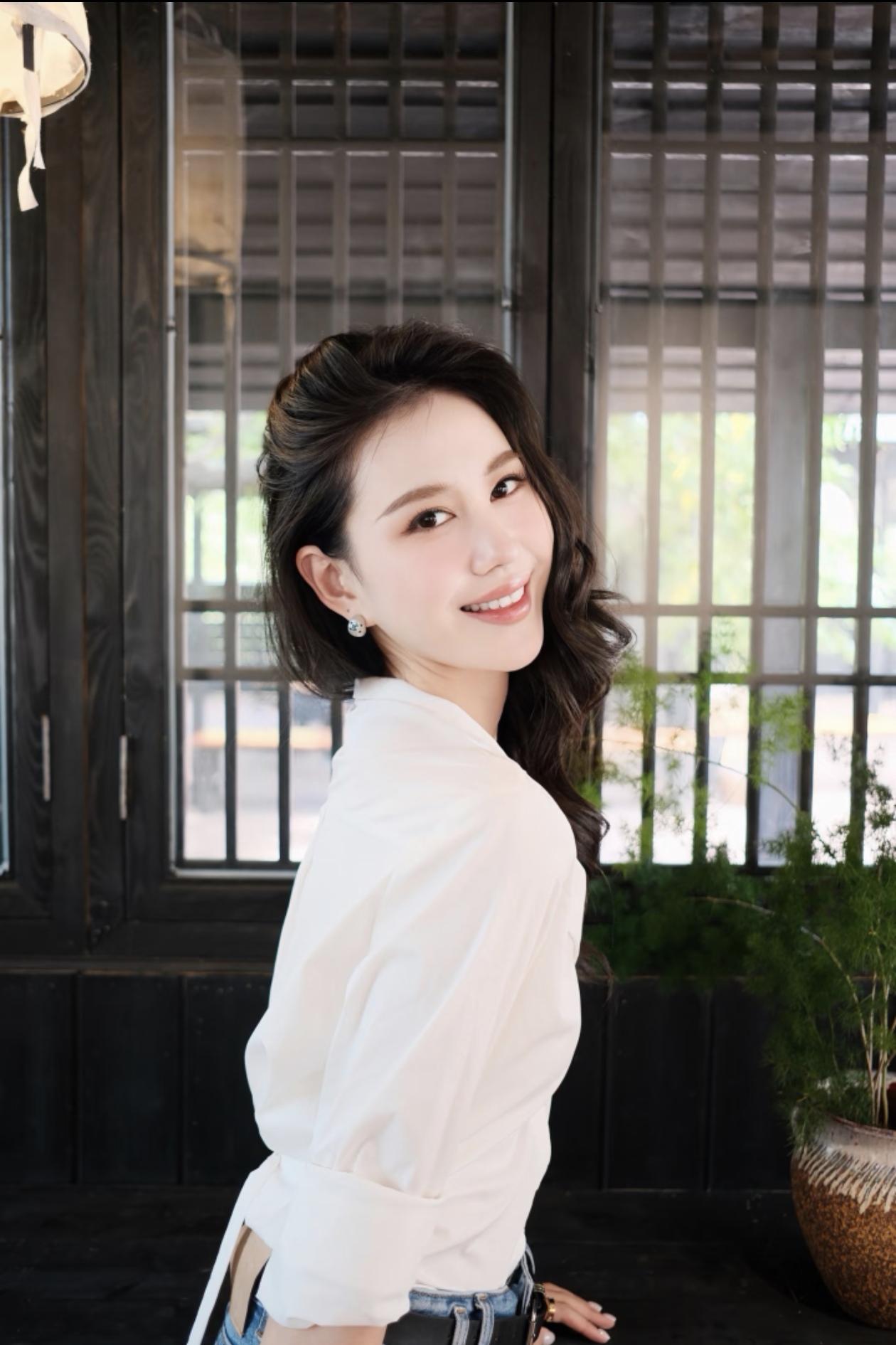长发飘飘，气质温婉