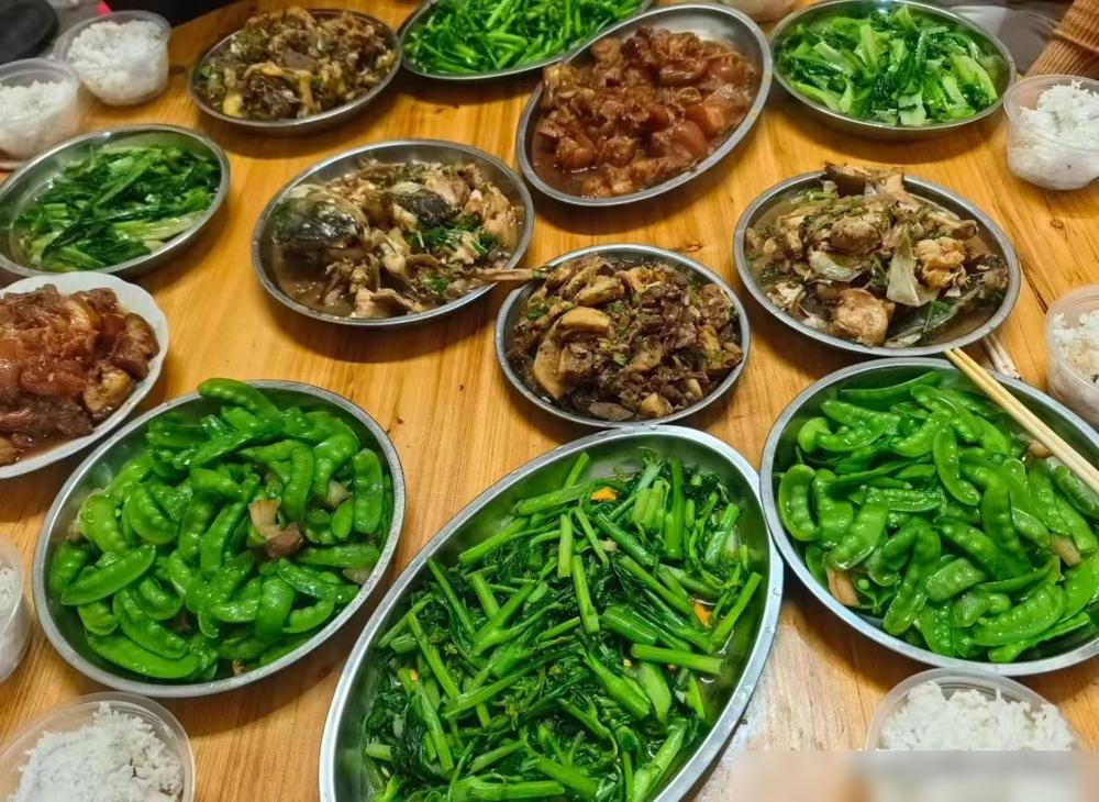 我那生了六个孩子的小姑子，又打电话给我了。我有一个小姑子（目前我跟那个人还没领离