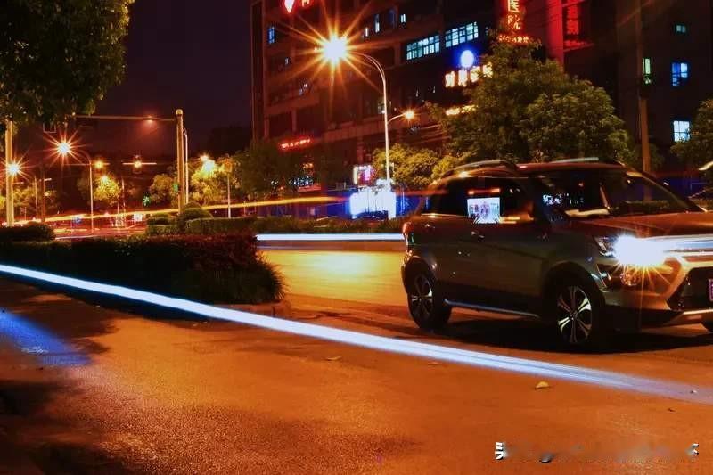 2月6日，问界汽车正式揭晓了问界M6的冰山一角。这款车以超大尺寸傲视群...