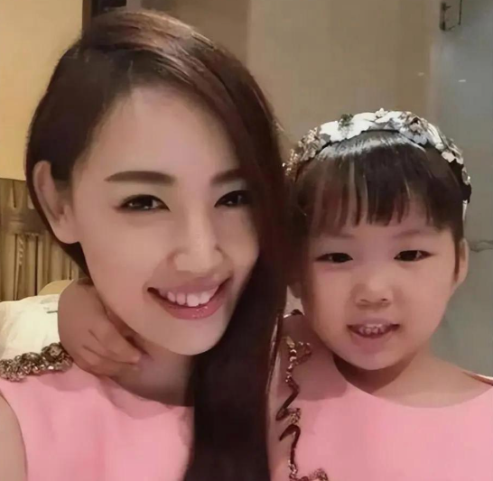 马蓉终于后悔了马蓉现在带着女儿在悉尼过日子，每天凌晨就得开启忙碌模式，为生活