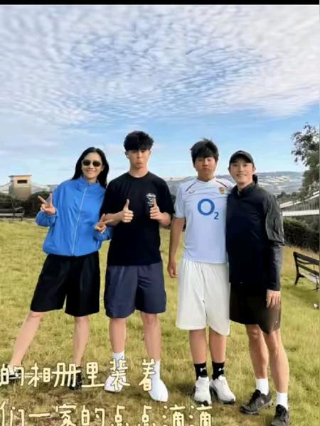 胡可一家人都是高人，很养眼。一家人都个子高啊！胡可一家人胡可是最矮的了，可是胡