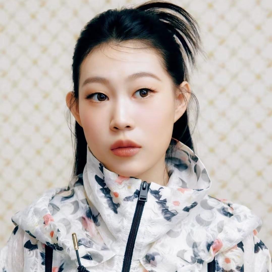 太惊喜了！小沈阳女儿沈佳润三登时尚杂志，这次终于没让王亚飞化妆，反倒靠原生态