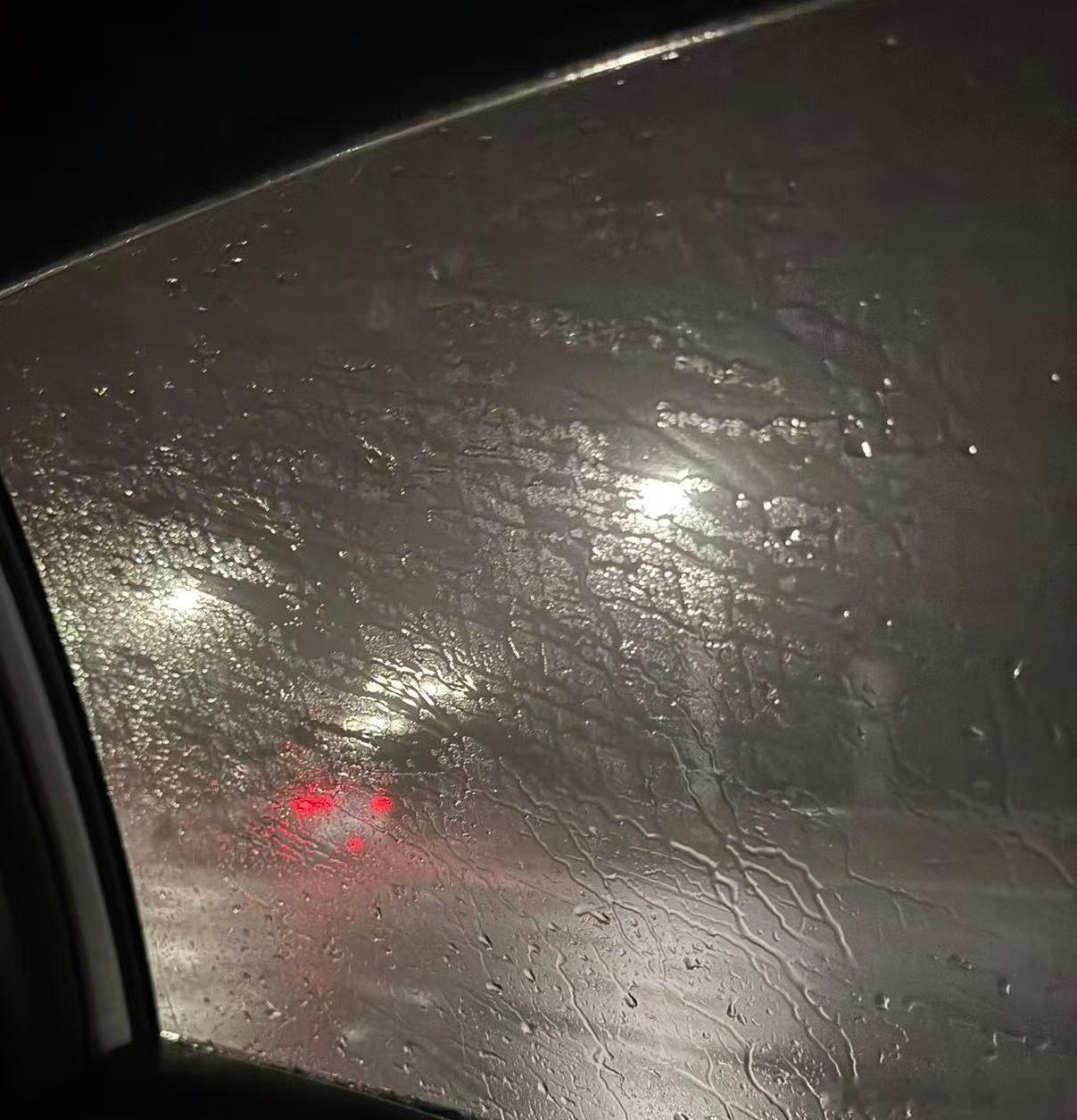 上海的暴雨初歇，津门虎几分钟之内连入两球战胜申花。天津突降大雨，津门虎十多分钟内