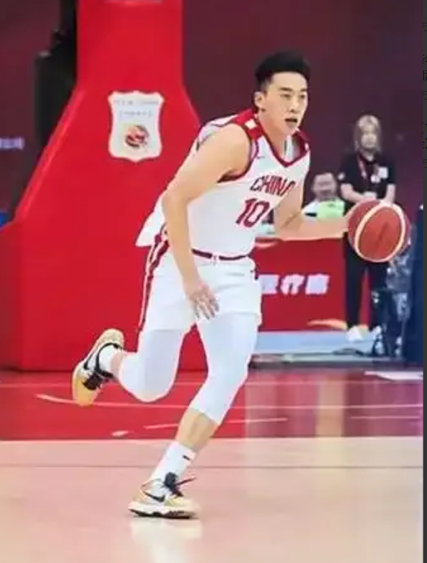 王俊杰和易建联在大前锋上的对比1、身高王俊杰2.06米，易建联2.13米