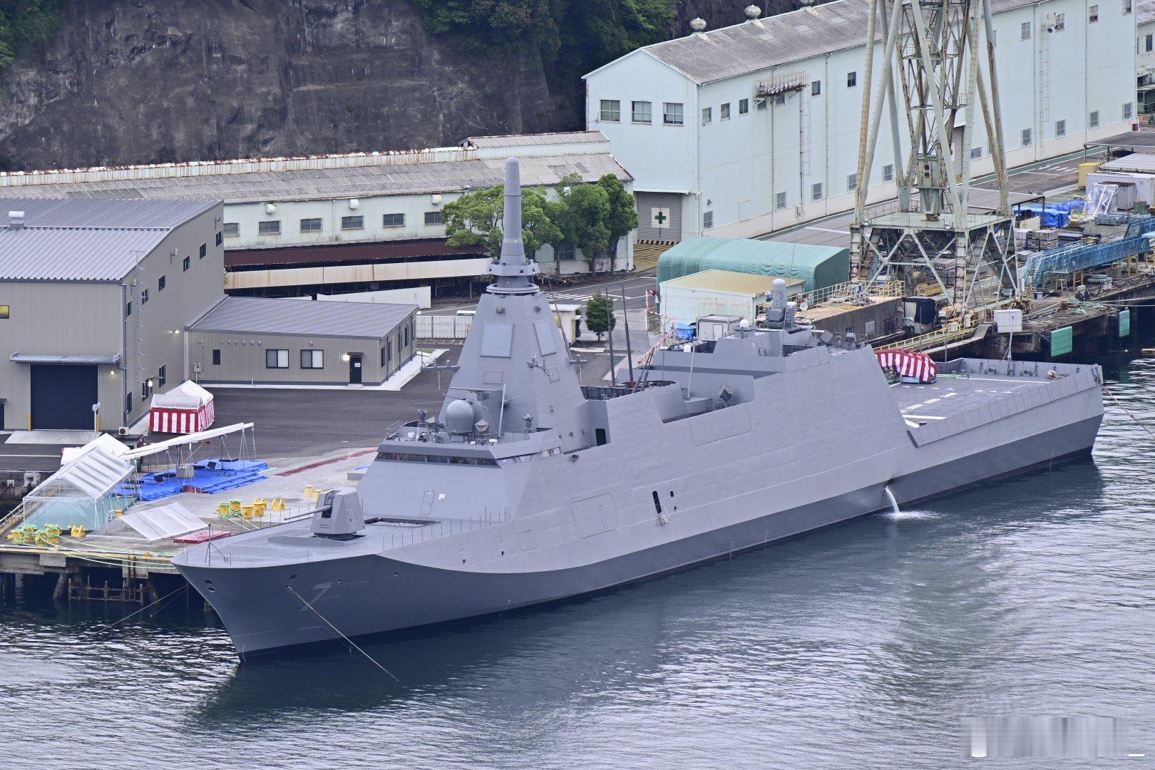 日本海自FFM-7“仁淀”号护卫舰今天在三菱重工长崎造船所举行服役仪式，之后即离