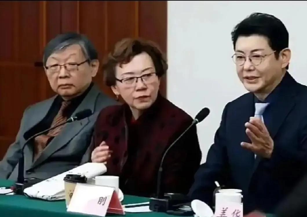 程前与哥哥程万、姐姐程芊，出席父亲程之百年诞辰纪念座谈会时的一幕，程前与哥哥姐姐