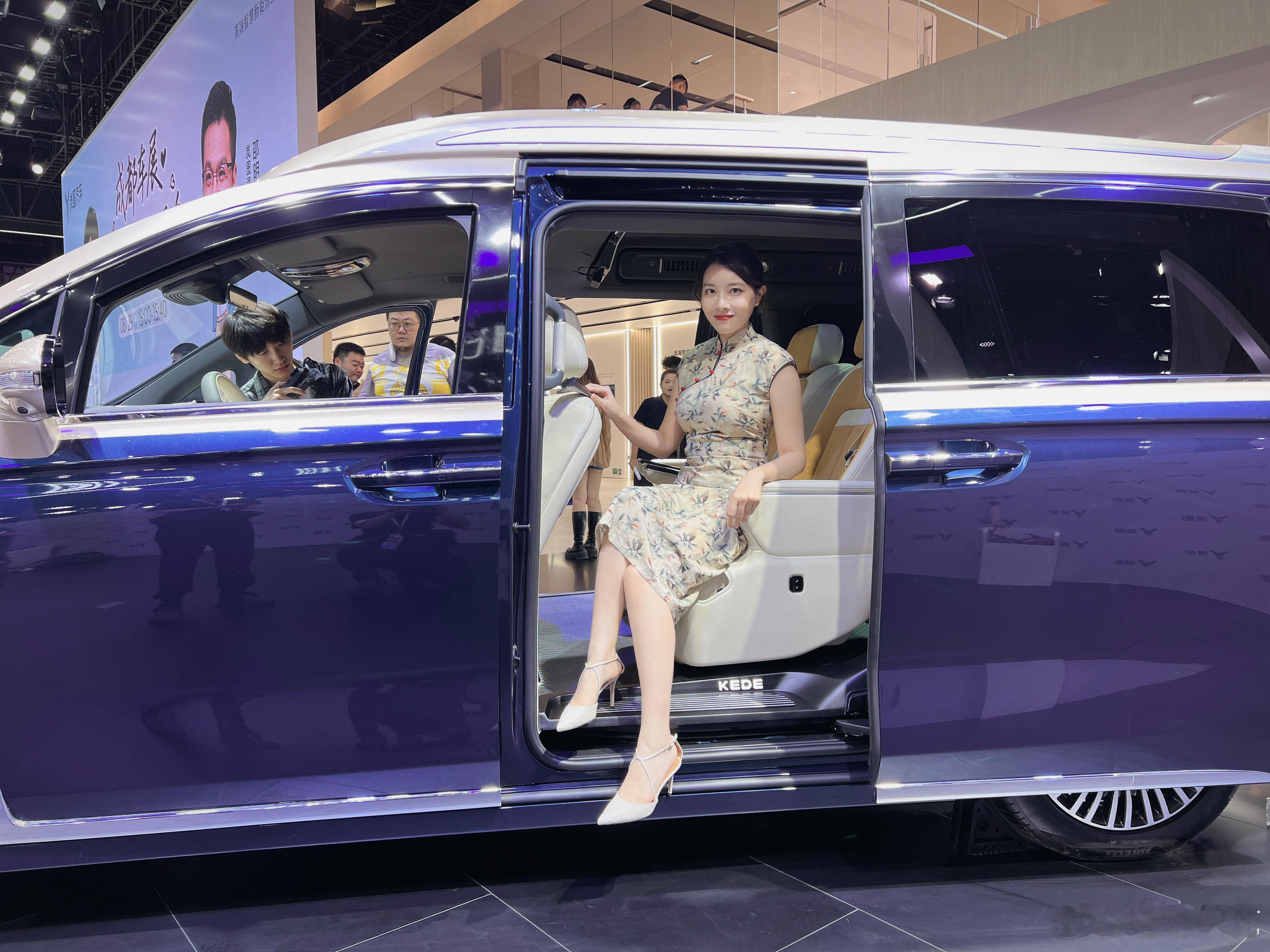 来打卡邓超同款岚图展台咯2026款岚图梦想家开订～同时搭载800V+5C超快充技