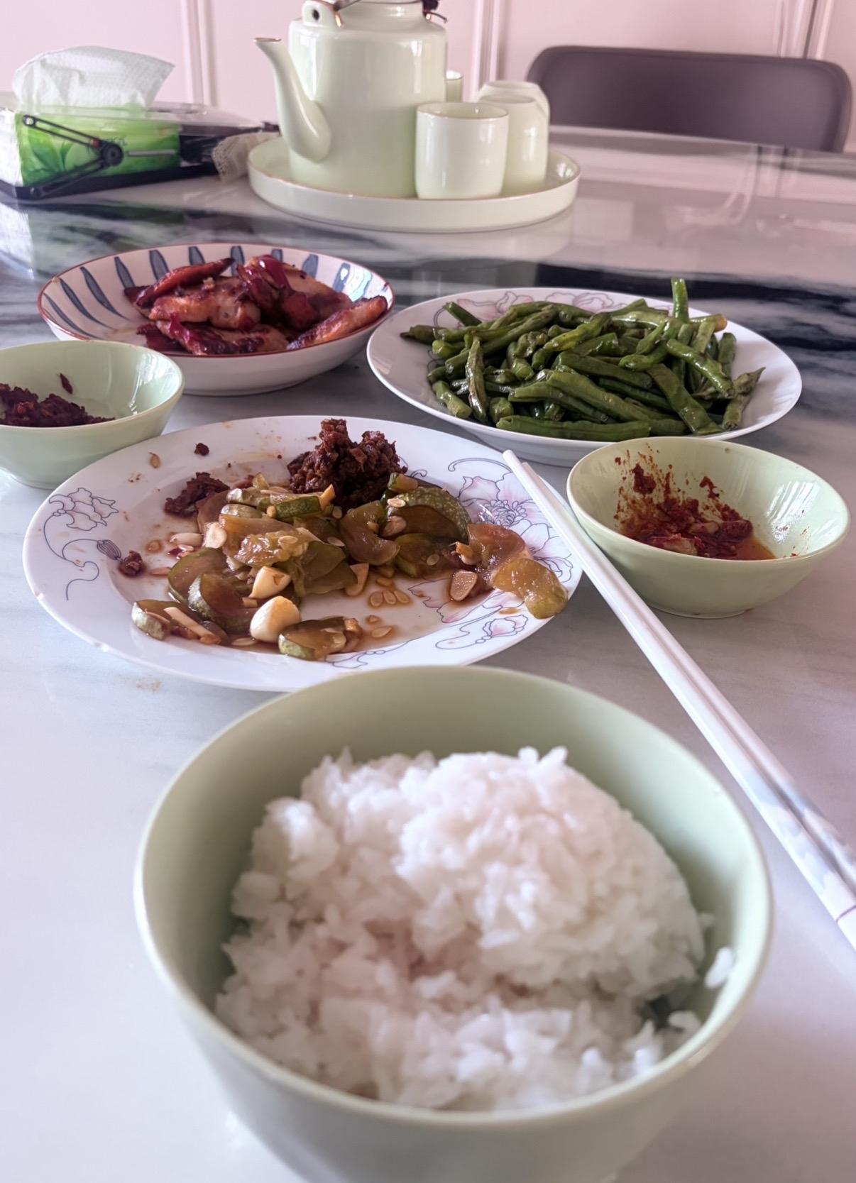 当年那位球鞋都舍不得买的同学，如今已经担任了意气风发的干部了。那些年读高中，他一