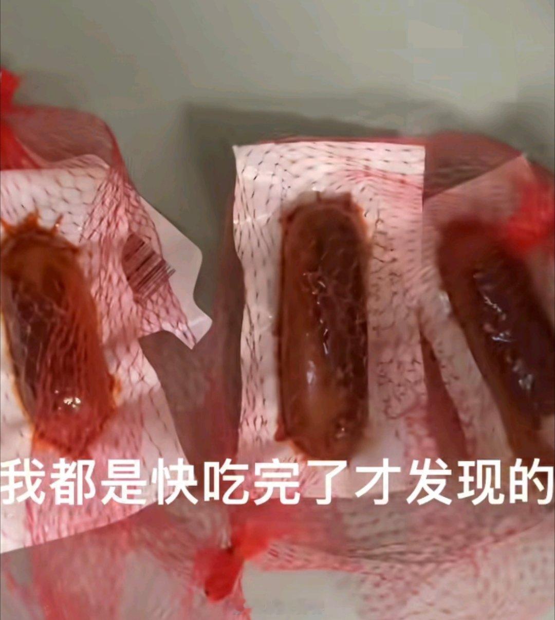 有网友说，同样一个品牌的同一个香肠，在零食店买的还在外面买的大小不一样​​​