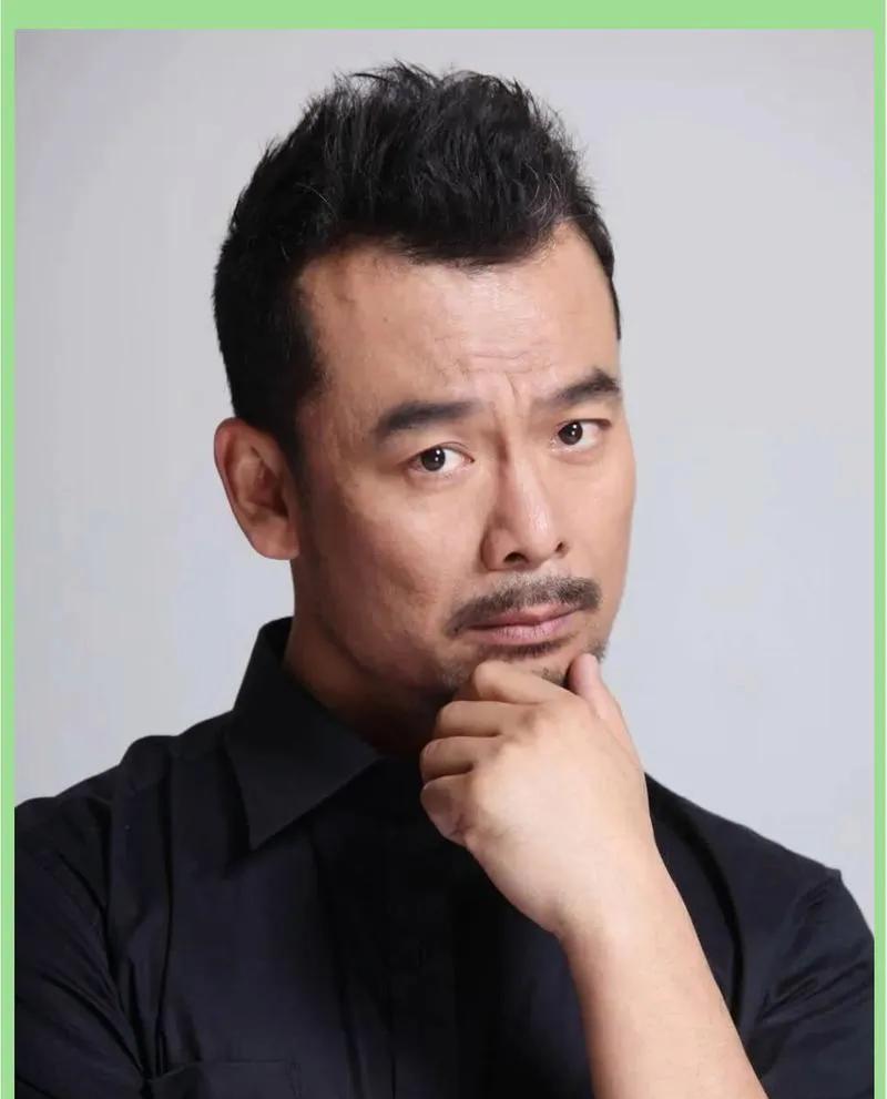 他出身不凡，父亲是知名导演，可演艺路却走得磕磕绊绊，“窝囊”了35年鲜有人问津。