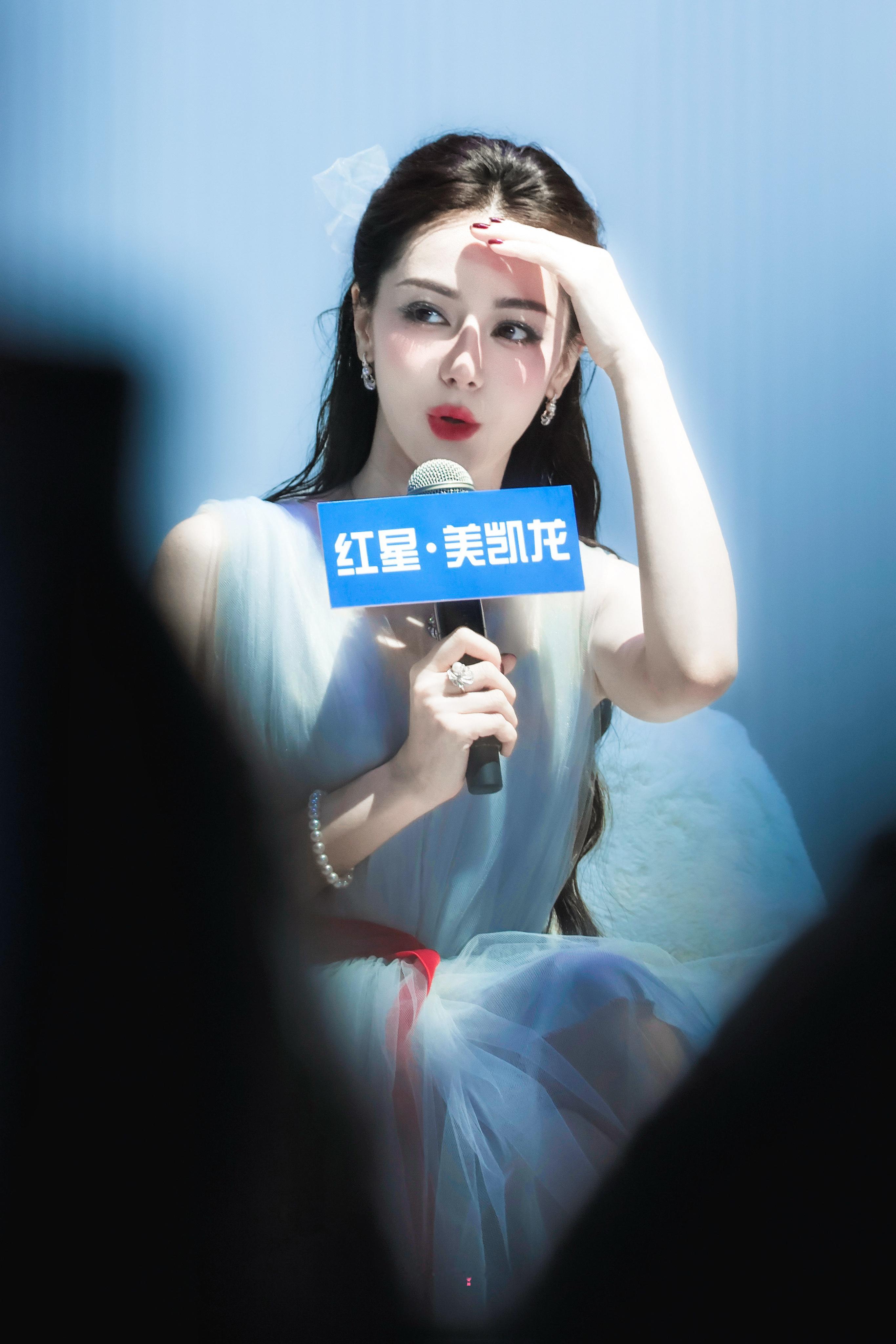 迪丽热巴VOGUE群封预告迪丽热巴在复制粘贴的时代，你是手写的诗[玫瑰]