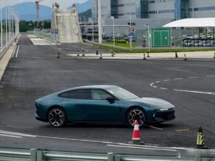 下一代小鹏P7又出爬墙图了，又大又长的车身，让这个车轮更显小了，比例明显没有效果