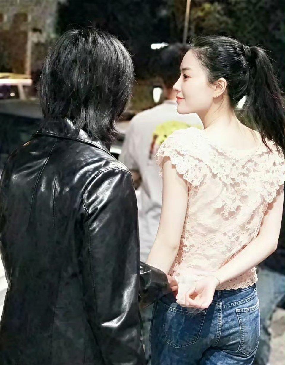 张柏芝与王菲看向谢霆锋，眼睛里都只有爱❤️