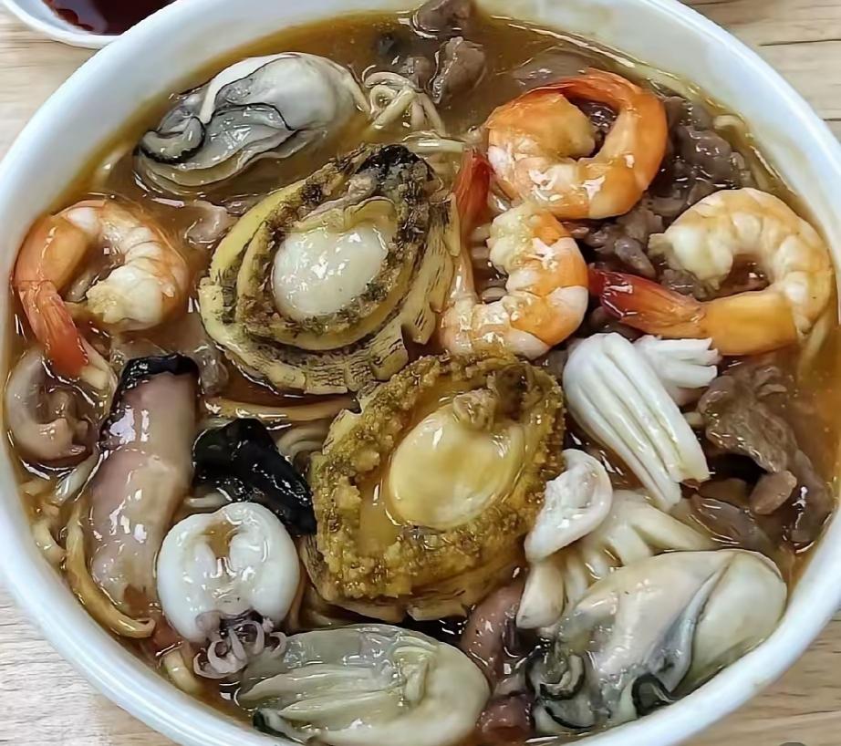 这碗海鲜面看起来真美味！问一下沿海的朋友，这一碗海鲜成本50够不够？[作揖]感觉
