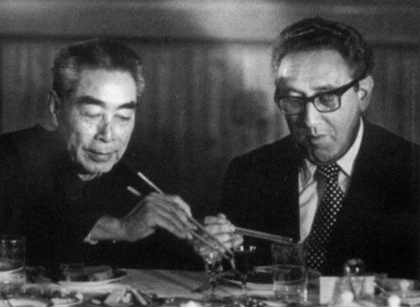 1971年10月26日，乔冠华在送基辛格去机场的路上问：“博士，你看今年这届联大