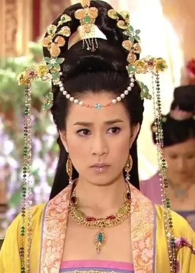 公元840年，唐文宗病重，群臣纷纷劝谏他早日决定太子人选。而宠冠后宫的杨贤妃则端