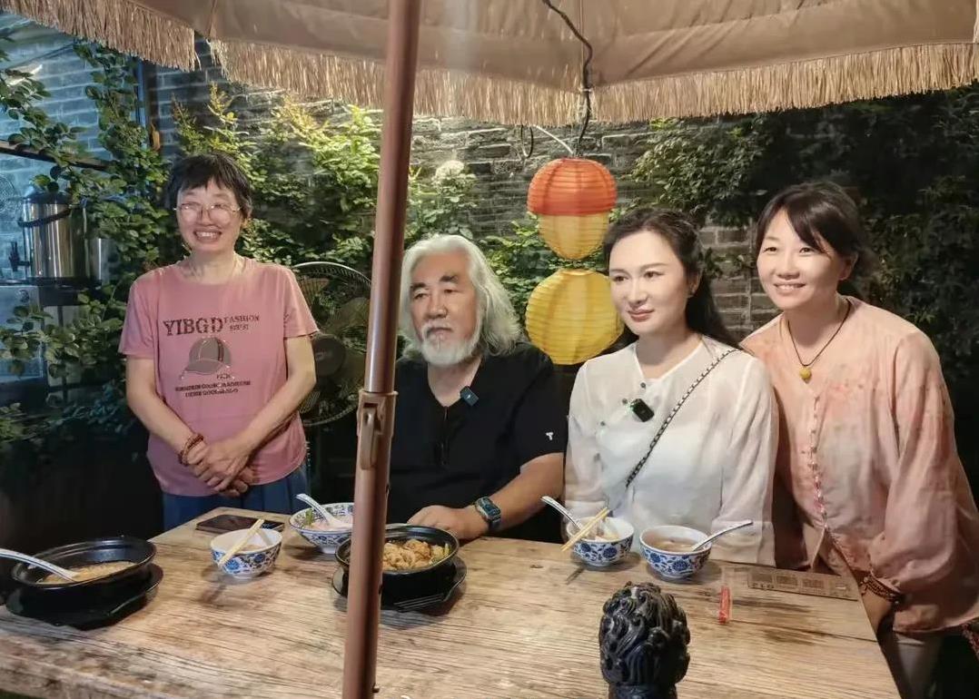 张纪中带着一家子跑去看龙舟比赛了！他老婆杜星霖那阵仗真不小，一身珠光宝气，活脱脱