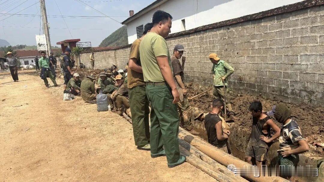 缅军战俘还在果敢地区修路呢！从2023年的1027会战开始，果敢同盟军就俘虏