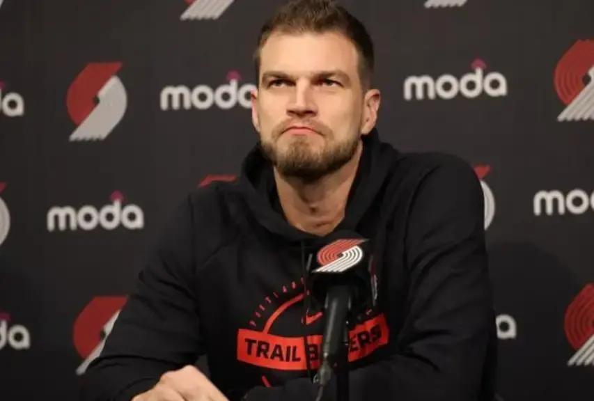 别再夸杨瀚森“全面”了，在NBA，这可能是最温柔的否定。盯着克林根像吸铁石