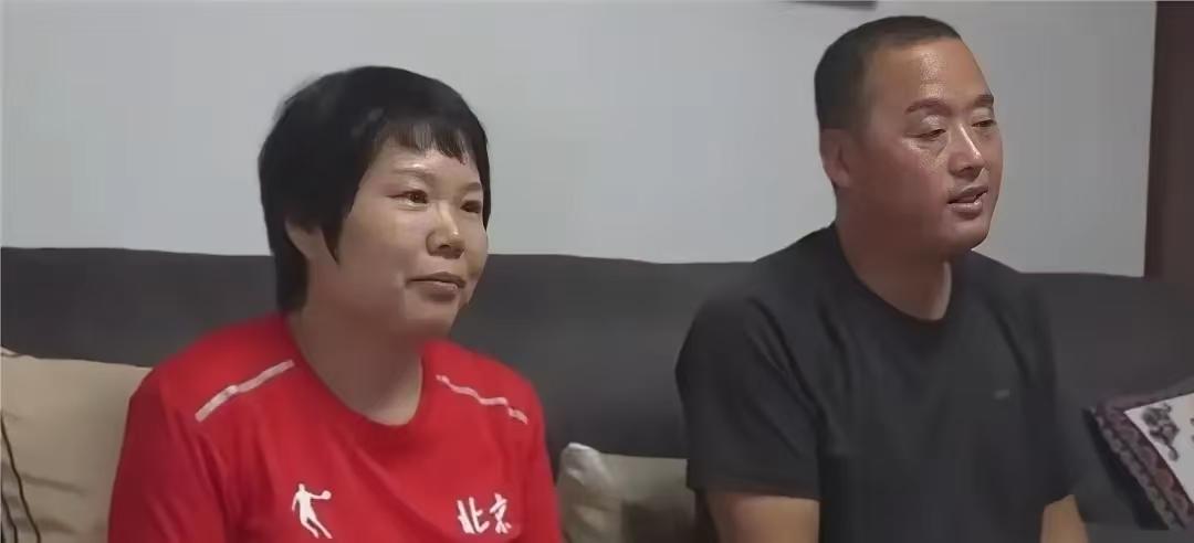 张家齐平时不用家里的父母照顾，全是在队里，那张家齐的父母的两个大人每天不出去工作