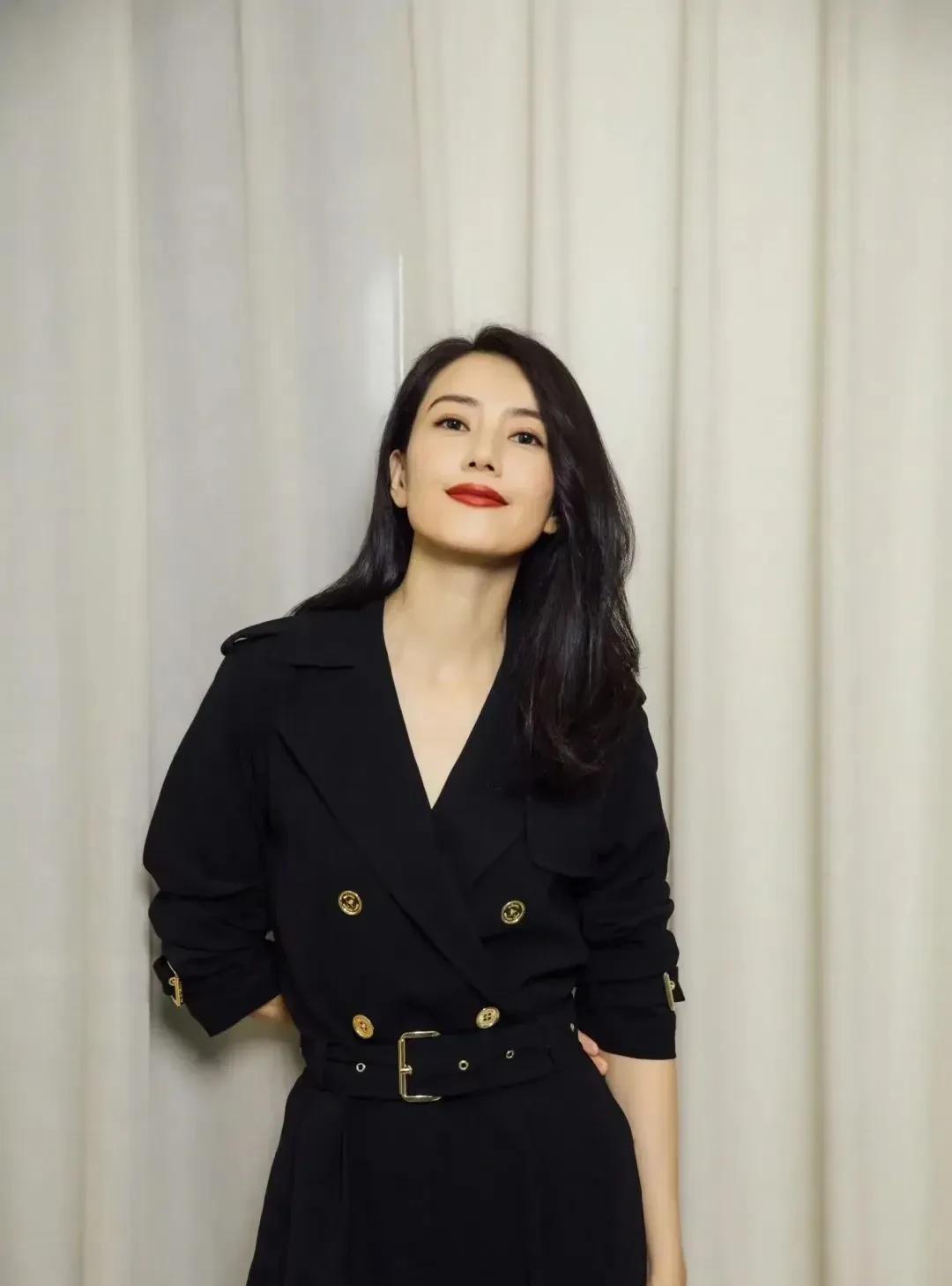 高圆圆一袭黑金连体装，腰带勾勒曼妙曲线，或立或倚，红唇浅笑，这性感直接杀疯了！