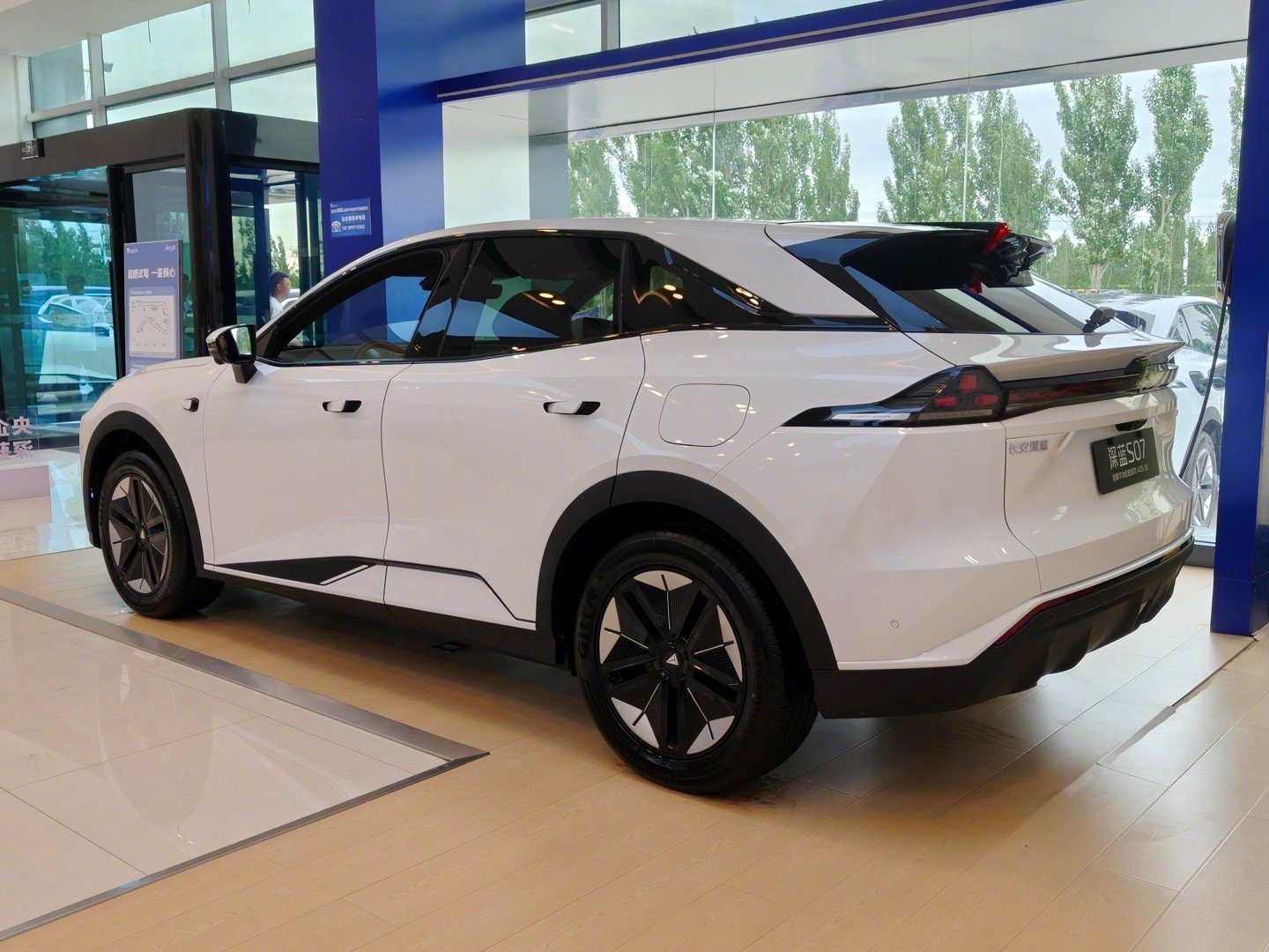 深蓝S07🚘1️⃣外观设计：车身线条流畅低趴，拥有典型的溜背式车顶和短前后悬