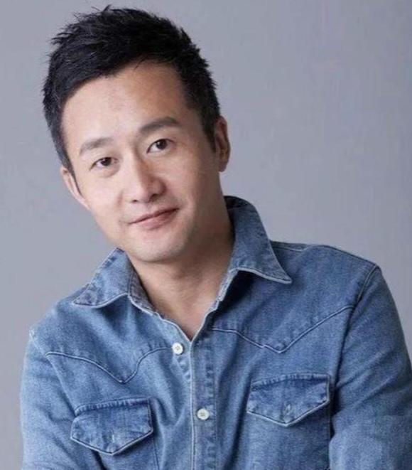 正在播出的电视剧《交锋》里，演员岳旸出演一位顶尖的科研人员，叫曹了平，在国外做学
