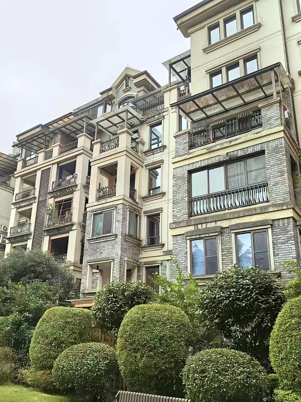 我送外卖的朋友发现个挺有意思的事儿：普通小区里，只要当天出太阳，一年四季总能看到