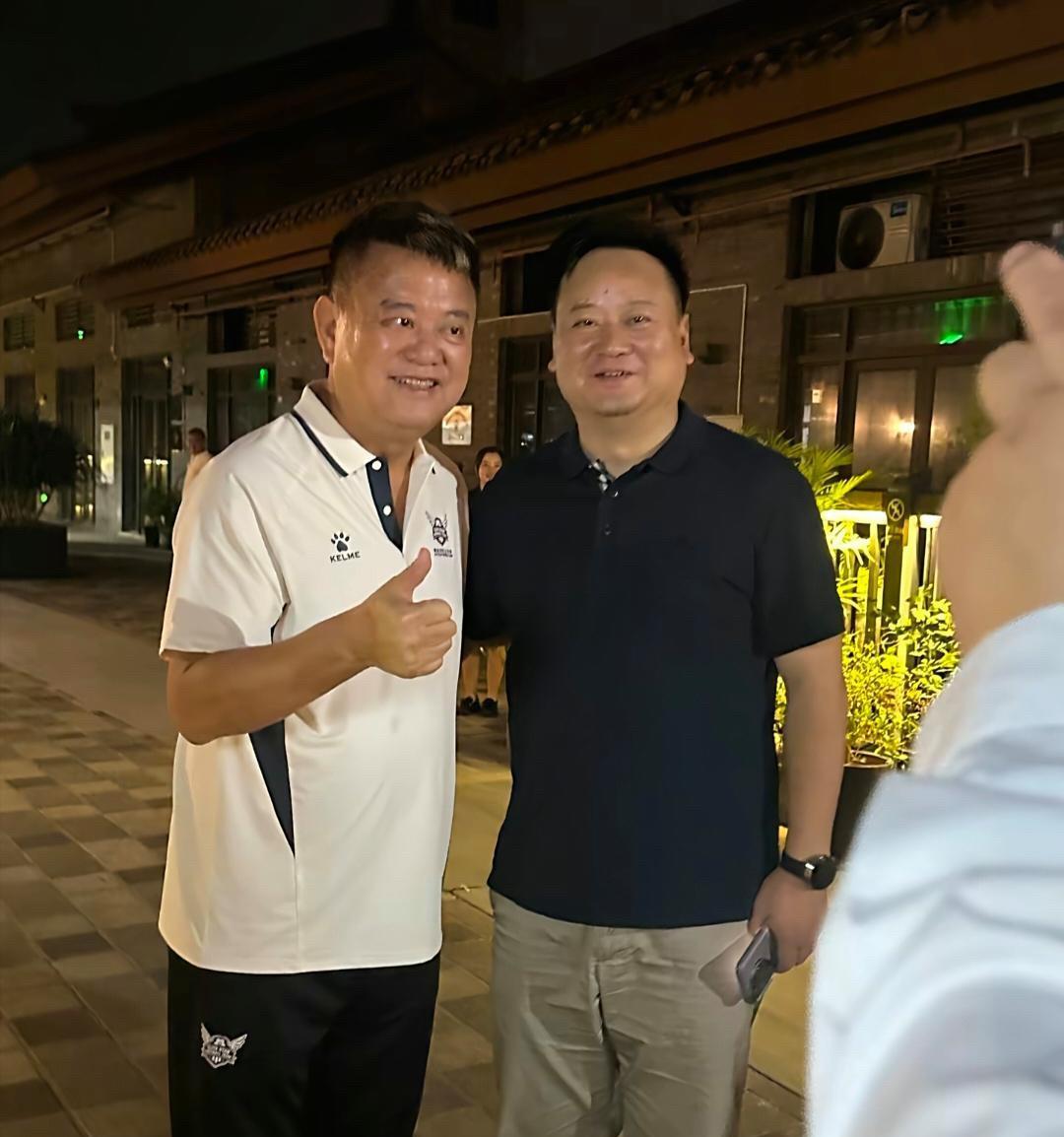 75岁陈百祥现身重庆一家高级餐厅吃饭，他整个人神采奕奕，身材发福，看起来很年轻，