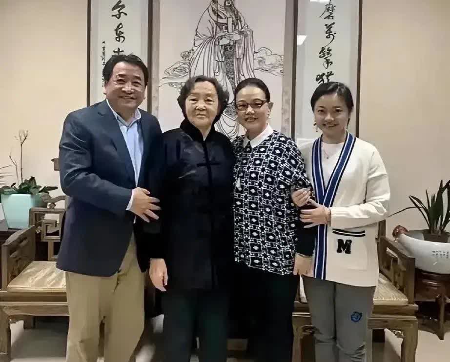 姜昆一家温馨合影曝光！女儿青春靓丽、阳光自信，妻子李静民端庄优雅，岳母慈