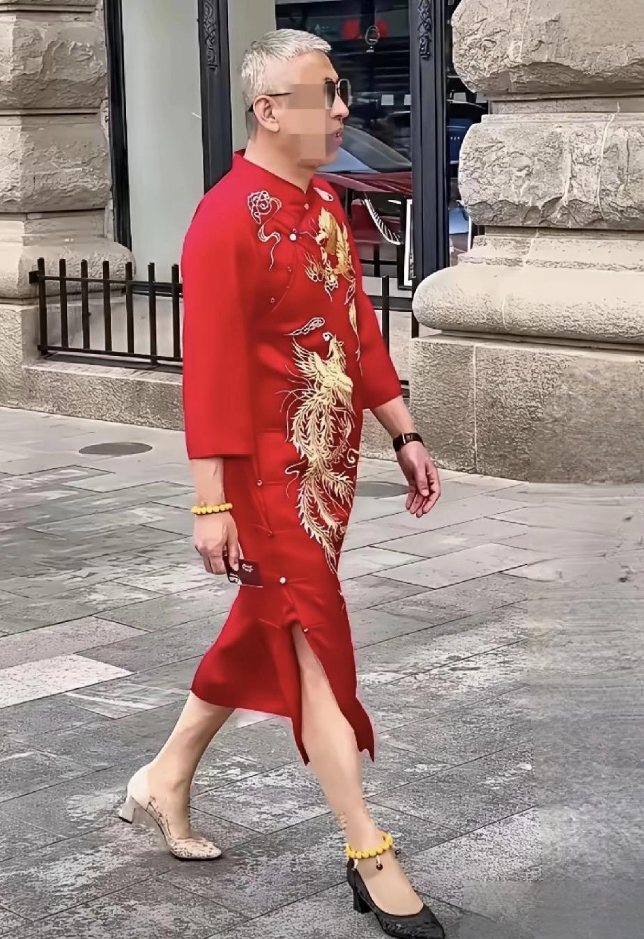 这是今年高考穿旗袍最好看的爸爸妈妈，没有之一！这位爸爸的打扮新潮，酷帅。那位