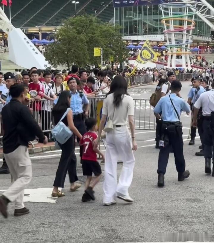 奚梦瑶带儿子看球赛奚梦瑶5岁儿子身高奚梦瑶带儿子看球赛，母子牵手画面温馨，5岁