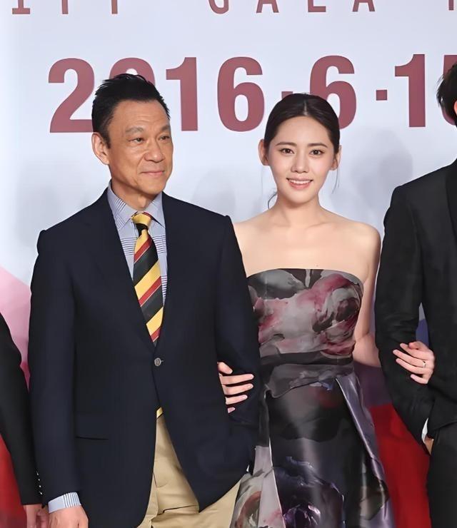 2011年，65岁的王学圻做出了一个震惊圈内外的决定，不顾结婚40年的发