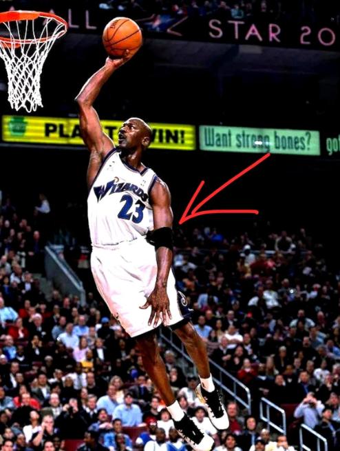 以前一直觉得，把乔丹吹成神，有点过了。直到今天，我反复看他扣篮的慢镜头，才发现一