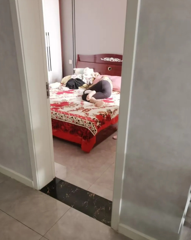 我越来越看不惯我婆婆了。她才52岁，年纪不算大，每天就上个班。回家就躺床上刷