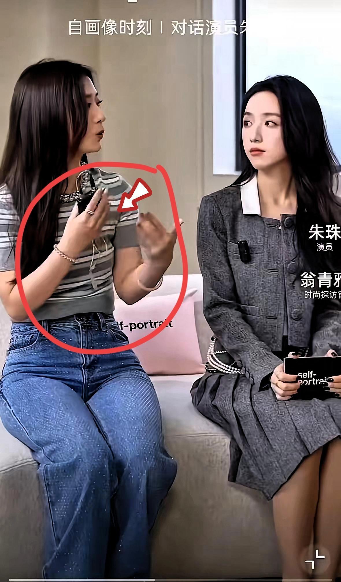 谁懂啊！替补主持人救场朱珠这段，细节里全是真性情！你看她手上还攥着粉色电话