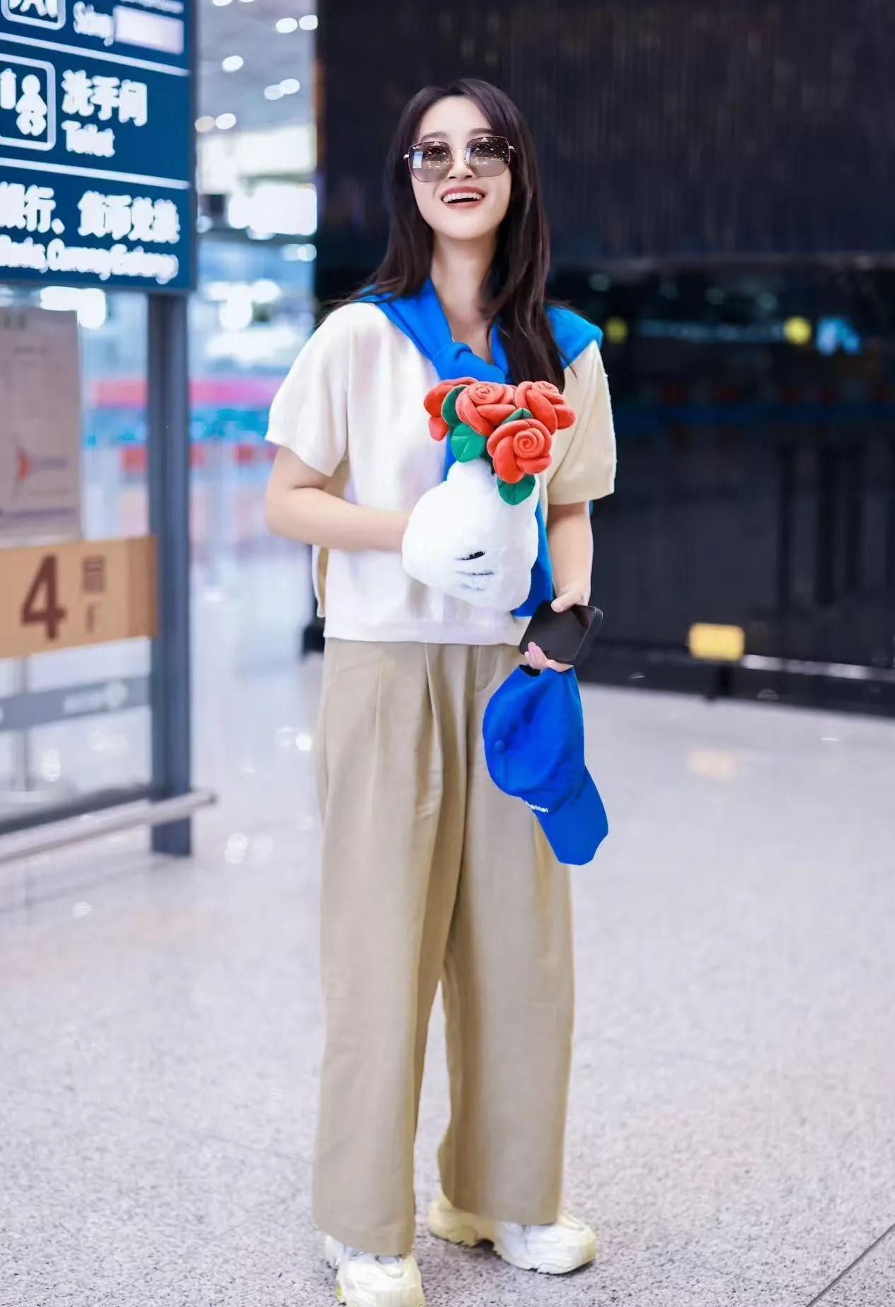 蓝盈莹这组机场私服真的元气感拉满！白T+卡其阔腿裤的基础款组合，简约又百搭✅